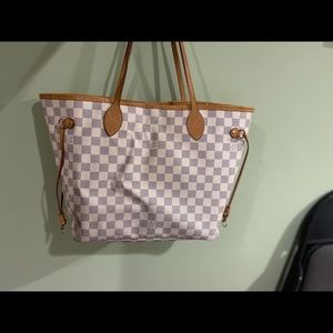 Louie Vuitton Neverfull bag.